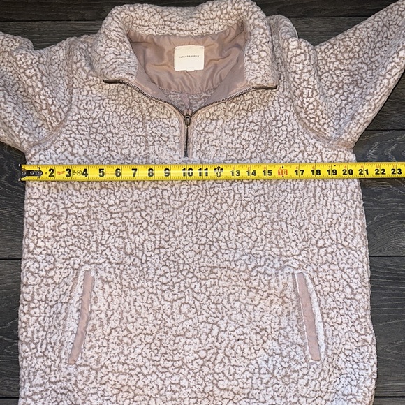 Woman’s Universal Thread 1/4th zip up - Picture 4 of 6